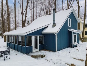 Exterior - Cozy Retreat with Screened Porch, Fire Pit & Lake Michigan Overlook (South Haven)