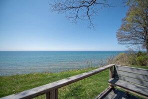Property grounds - Cozy Retreat with Screened Porch, Fire Pit & Lake Michigan Overlook (South Haven)