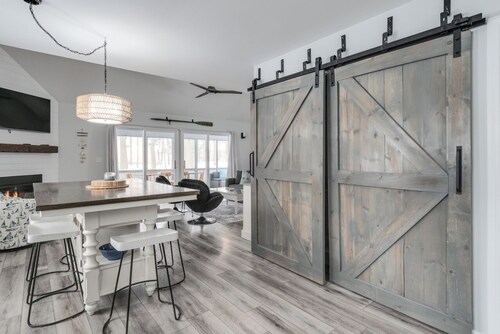 Cozy Retreat with Screened Porch, Fire Pit & Lake Michigan Overlook