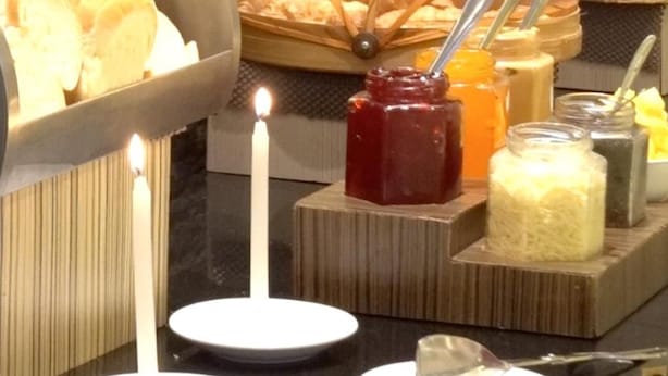 Montaje de buffet con diferentes alimentos y salsas.
