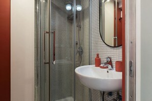 Shower, hair dryer, bidet, towels - Aurea Domus - Comfort suites in the center of Rome (Roma)