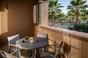 Outdoor dining - Marriott Newport Beach 2-bedroom resort in Newport Coast (Newport Coast)