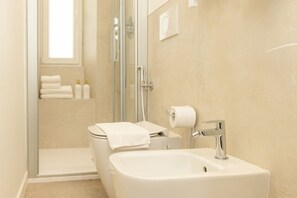 Regadera, secadora de cabello, bidet 