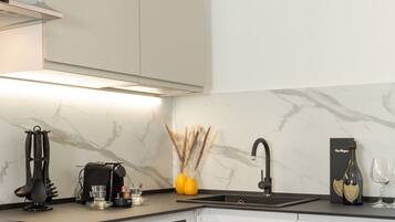 Frigorifero, microonde, piano cottura, lavastoviglie