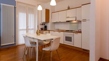 Frigorifero, forno, piano cottura, lavastoviglie