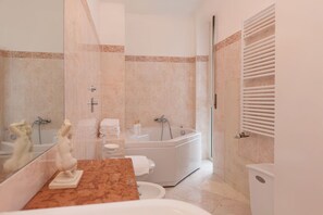 Secador de pelo, bidet