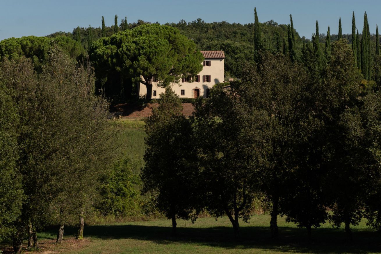 Une villa isolée, entourée d’une forêt dense sur le flanc d’une colline.
