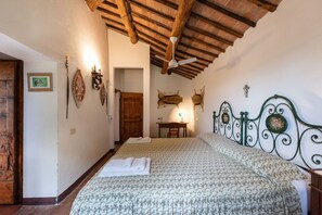 4 quartos, escrivaninha, ferros/tábuas de passar roupa, berço de viagem