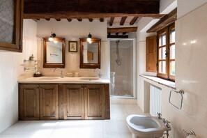 Bruser, hårtørrer, bidet, håndklæder