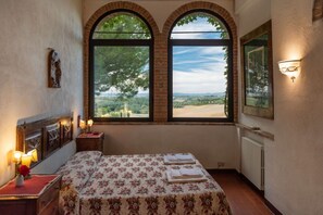 4 habitaciones, escritorio y tabla de planchar con plancha 