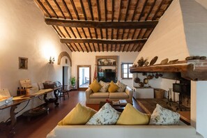 TV, fireplace, ping pong