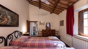 4 habitaciones, escritorio y tabla de planchar con plancha 