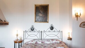 6 chambres, coffres-forts dans les chambres, bureau