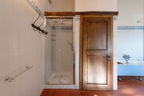 Dusche, Haartrockner, Bidet, Toilettenpapier