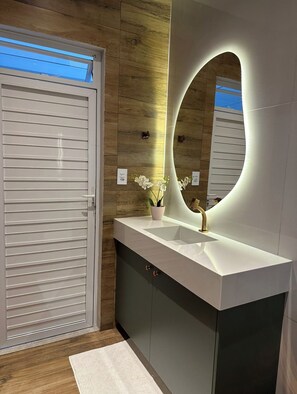 Doccia, asciugacapelli, asciugamani, sapone