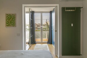 3 chambres, coffres-forts dans les chambres, fer et planche à repasser