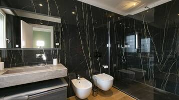 Dusche, Haartrockner, Bidet, Handtücher