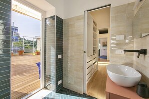 Shower, hair dryer, bidet, towels