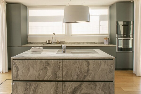 ثلاجة، ميكروويف، فرن، موقد طهي مسطح