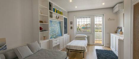 3 bedrooms, in-room safe, iron/ironing board, travel crib