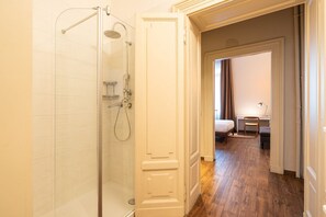 1 habitación, tabla de planchar con plancha, wifi y ropa de cama 