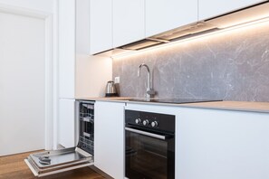 Micro-ondas, fogão, cooktop, cafeteira/chaleira