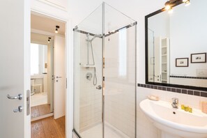 Regadera, amenidades de baño gratuitas, secadora de cabello, bidet 