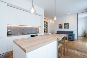 Mikrowelle, Ofen, Herdplatte, Wasserkocher mit Kaffee-/Teezubehör