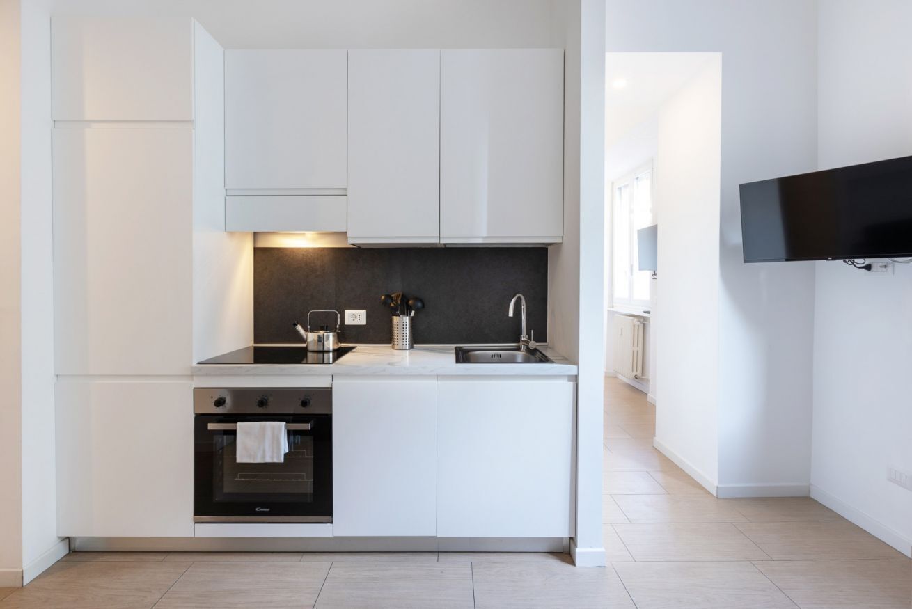 Frigorífico, microondas, placa de cocina y tostadora