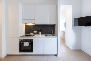 Een koelkast, een magnetron, een kookplaat, een broodrooster