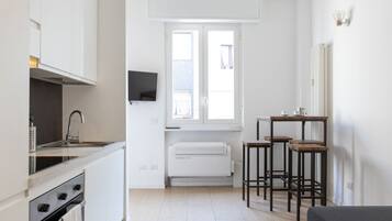 Kühlschrank, Mikrowelle, Herdplatte, Kochgeschirr/Geschirr/Besteck