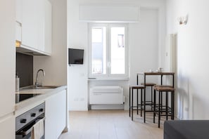 Køleskab, mikrobølgeovn, kogeplade, køkkentøj/tallerkener/redskaber