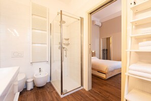 Dusche, Haartrockner, Bidet, Handtücher