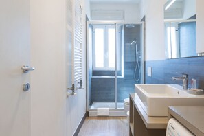 Dusj, hårføner, bidé og håndklær