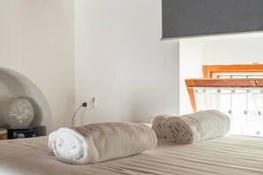 1 dormitorio, tabla de planchar con plancha, wifi y ropa de cama
