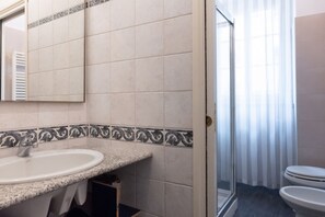 Doccia, asciugacapelli, bidet, asciugamani