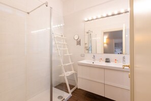 Douche, sèche-cheveux, bidet, serviettes fournies