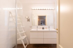 Dusch, hårtork, bidé och handdukar