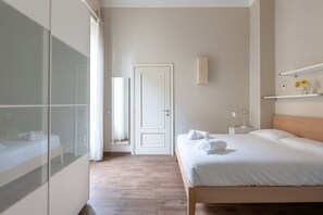 1 habitación, tabla de planchar con plancha, cuna de viaje y wifi 