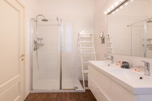 Ducha, secador de pelo, bidet, toallas