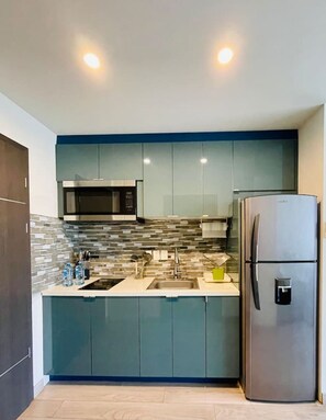 Refrigerador, microondas, placa de cocina, cafetera/tetera