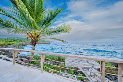 PALM HOUSE LUXURY VILLA - OCEAN FRONT PARADISE