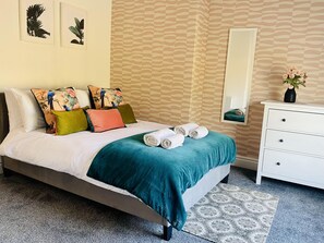 3 chambres, bureau, fer et planche à repasser, lit parapluie