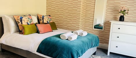 3 bedrooms, desk, iron/ironing board, travel cot