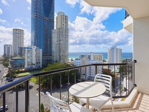 Outdoor dining - King and Double-bed Comfy Suite on View Ave (Surfers Paradise)