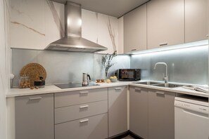 Fridge, microwave, stovetop, dishwasher