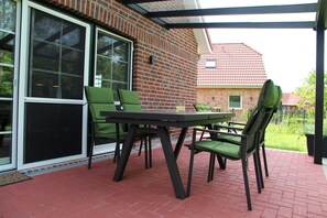 Outdoor dining - Sielentium - Relaxing vacation home "Sielentium" at the Sieltief near Greetsiel! (Greetsiel)