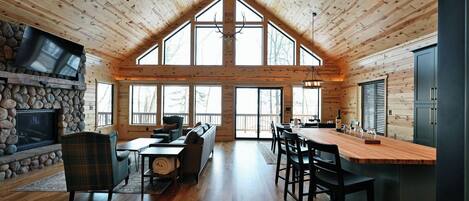 Ferienhütte, Mehrere Betten, Kamin | Wohnbereich