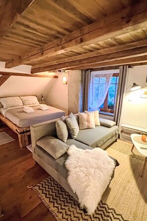 Fernseher, Kamin, DVD-Player