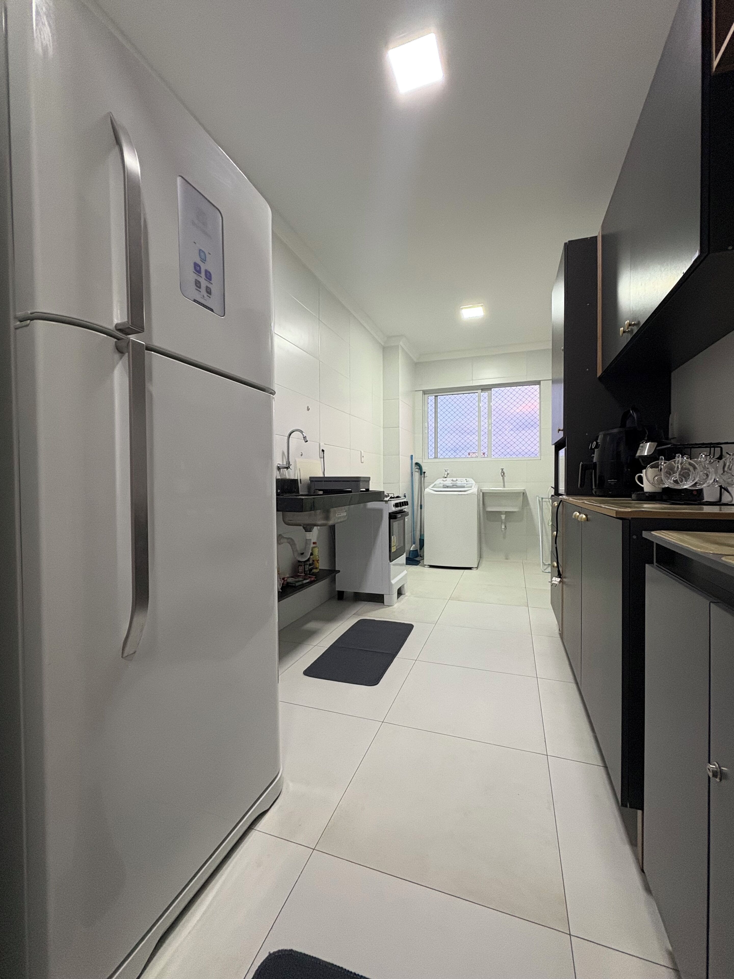 Réfrigérateur, micro-ondes, plaque de cuisson, bouilloire électrique